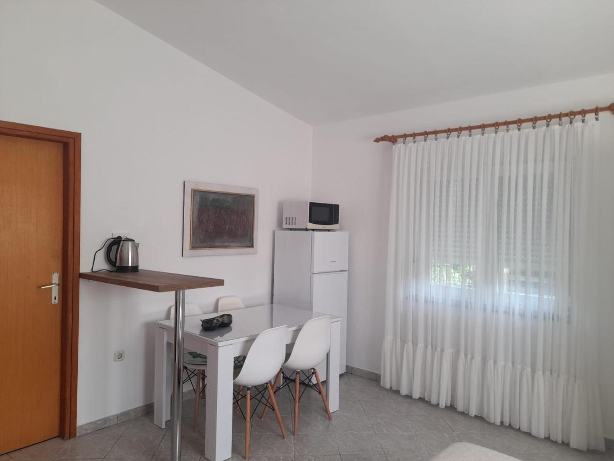 Rooms & Apartments Kaurloto Паг Экстерьер фото