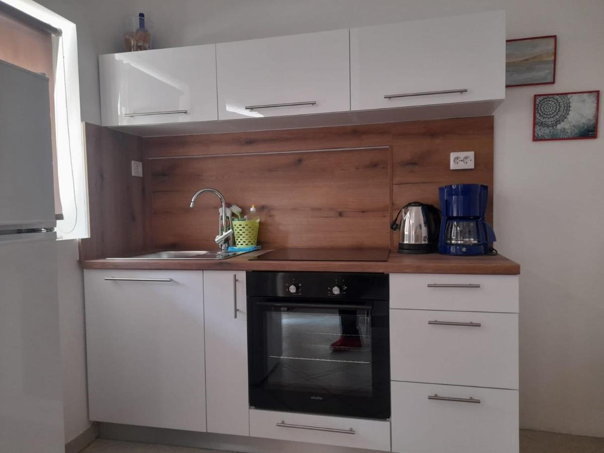 Rooms & Apartments Kaurloto Паг Экстерьер фото