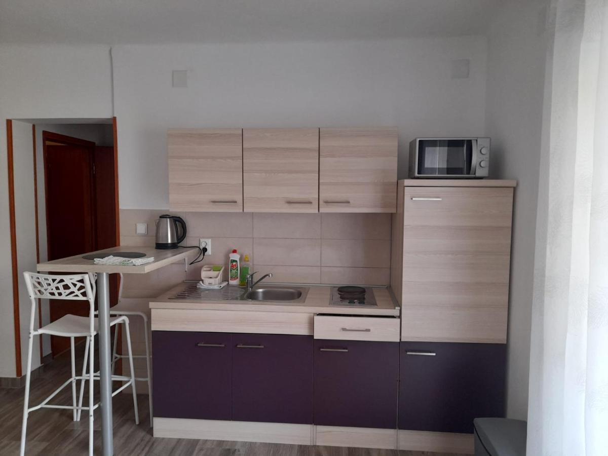 Rooms & Apartments Kaurloto Паг Экстерьер фото
