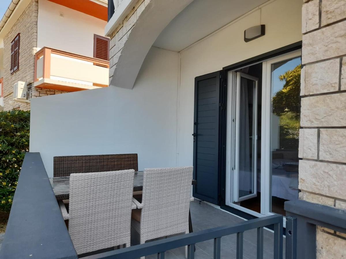 Rooms & Apartments Kaurloto Паг Экстерьер фото