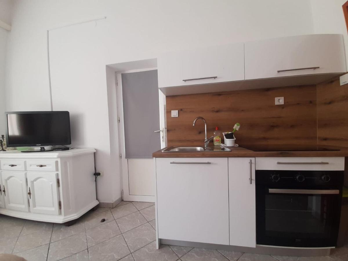 Rooms & Apartments Kaurloto Паг Экстерьер фото