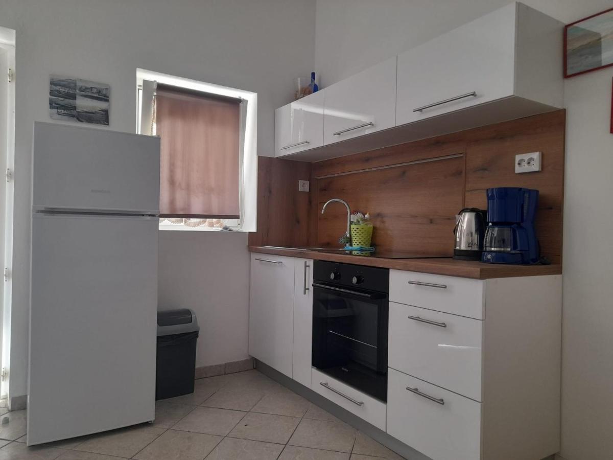 Rooms & Apartments Kaurloto Паг Экстерьер фото