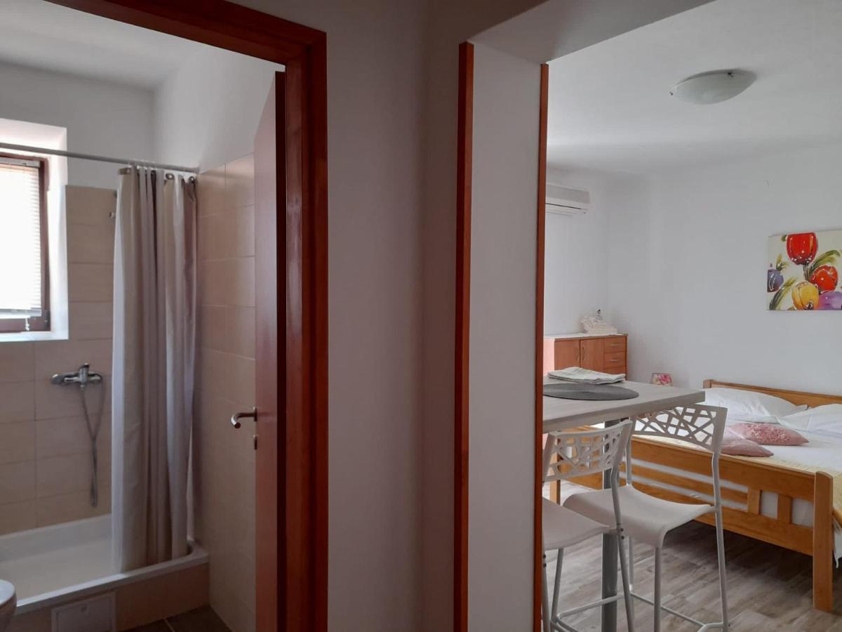 Rooms & Apartments Kaurloto Паг Экстерьер фото
