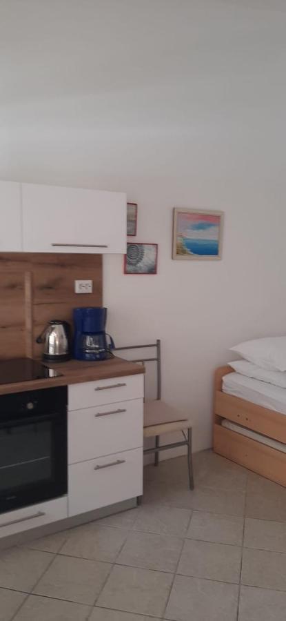 Rooms & Apartments Kaurloto Паг Экстерьер фото