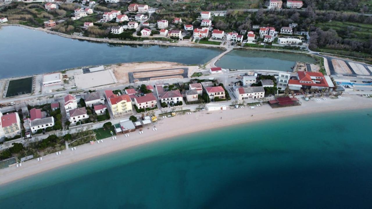 Rooms & Apartments Kaurloto Паг Экстерьер фото