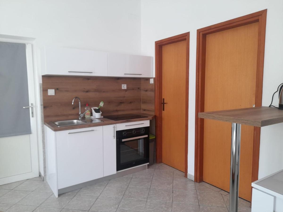 Rooms & Apartments Kaurloto Паг Экстерьер фото
