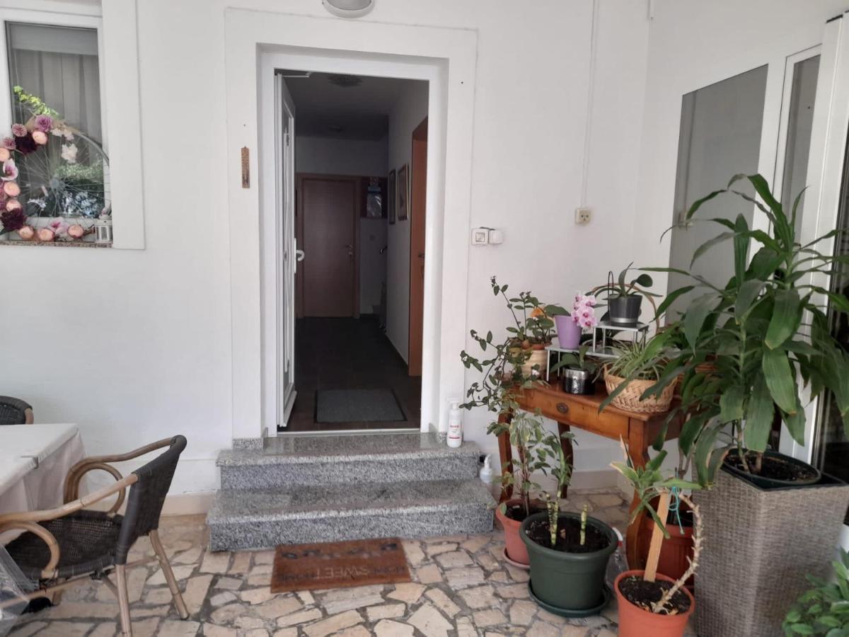 Rooms & Apartments Kaurloto Паг Экстерьер фото