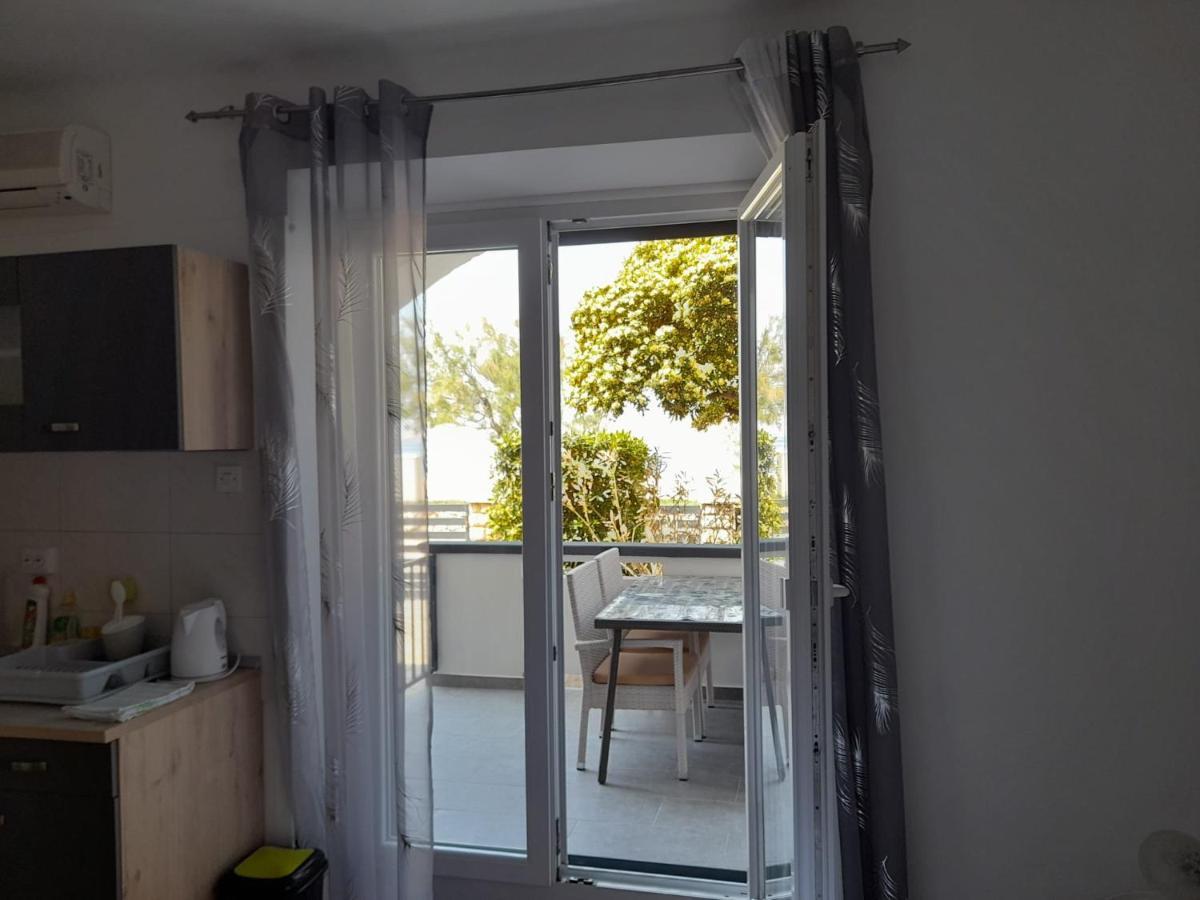 Rooms & Apartments Kaurloto Паг Экстерьер фото