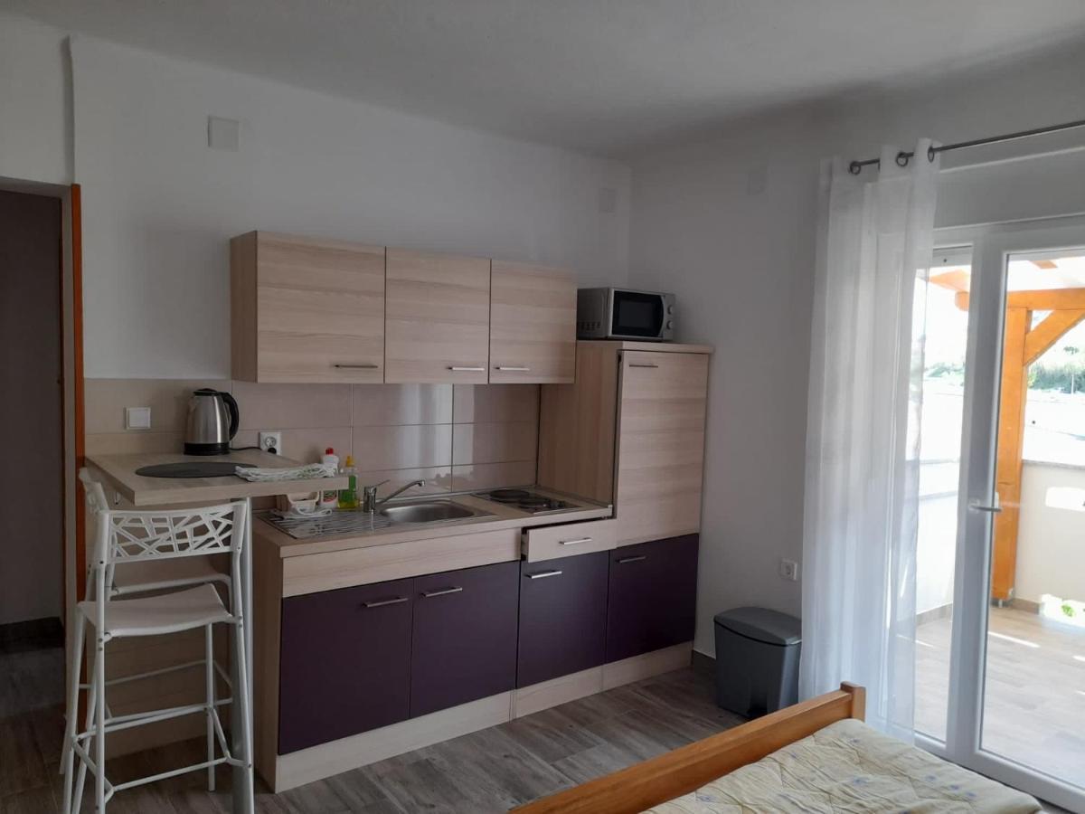 Rooms & Apartments Kaurloto Паг Экстерьер фото