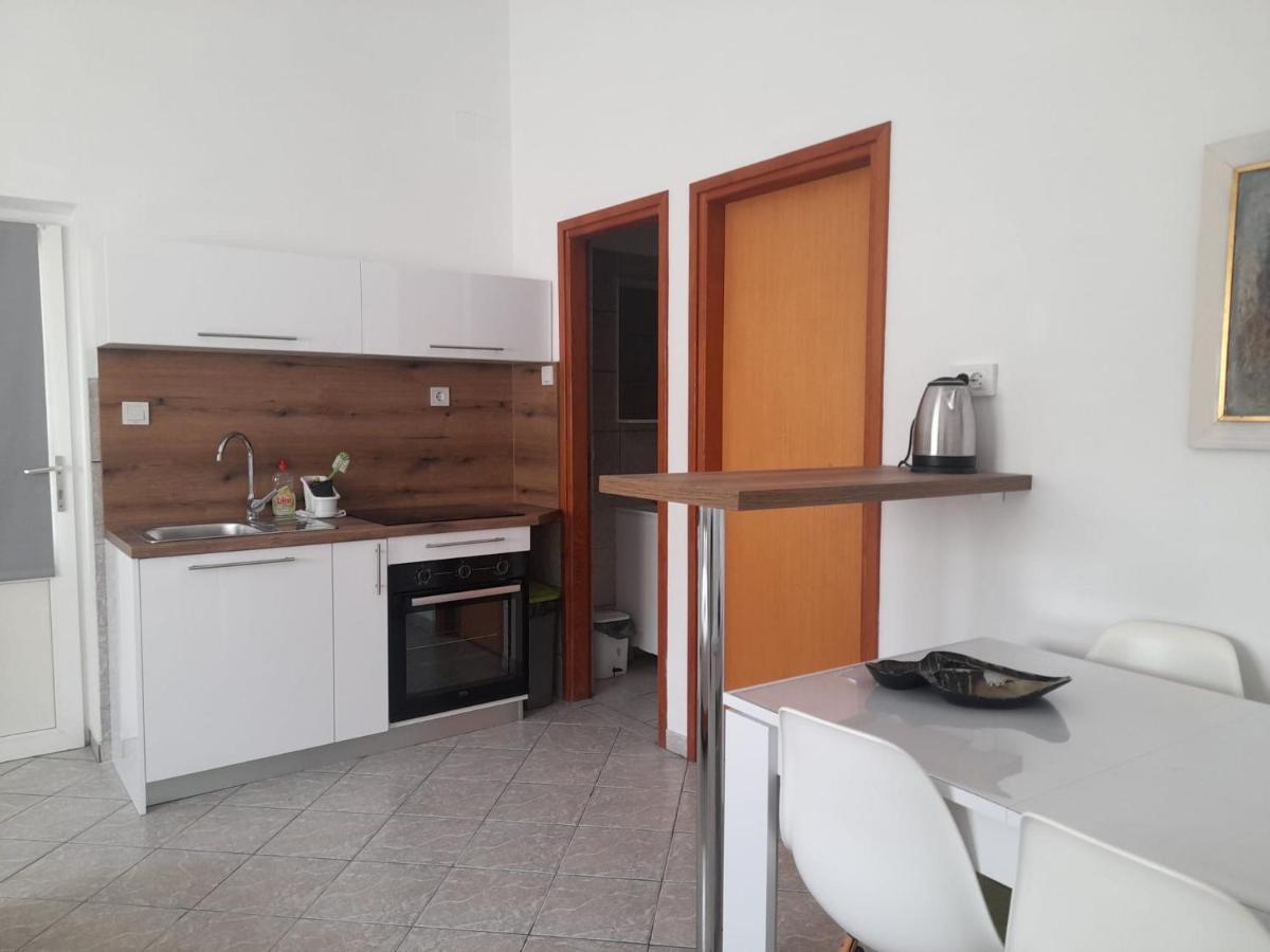 Rooms & Apartments Kaurloto Паг Экстерьер фото