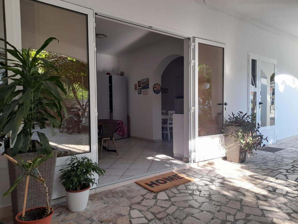 Rooms & Apartments Kaurloto Паг Экстерьер фото