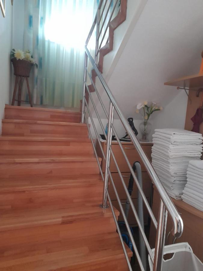 Rooms & Apartments Kaurloto Паг Экстерьер фото
