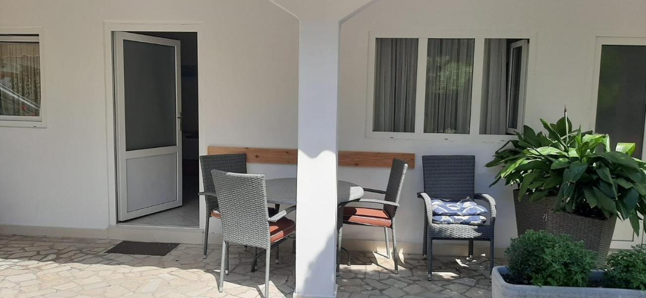 Rooms & Apartments Kaurloto Паг Экстерьер фото