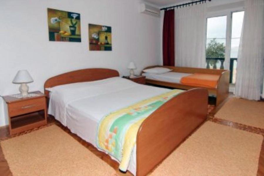Rooms & Apartments Kaurloto Паг Экстерьер фото