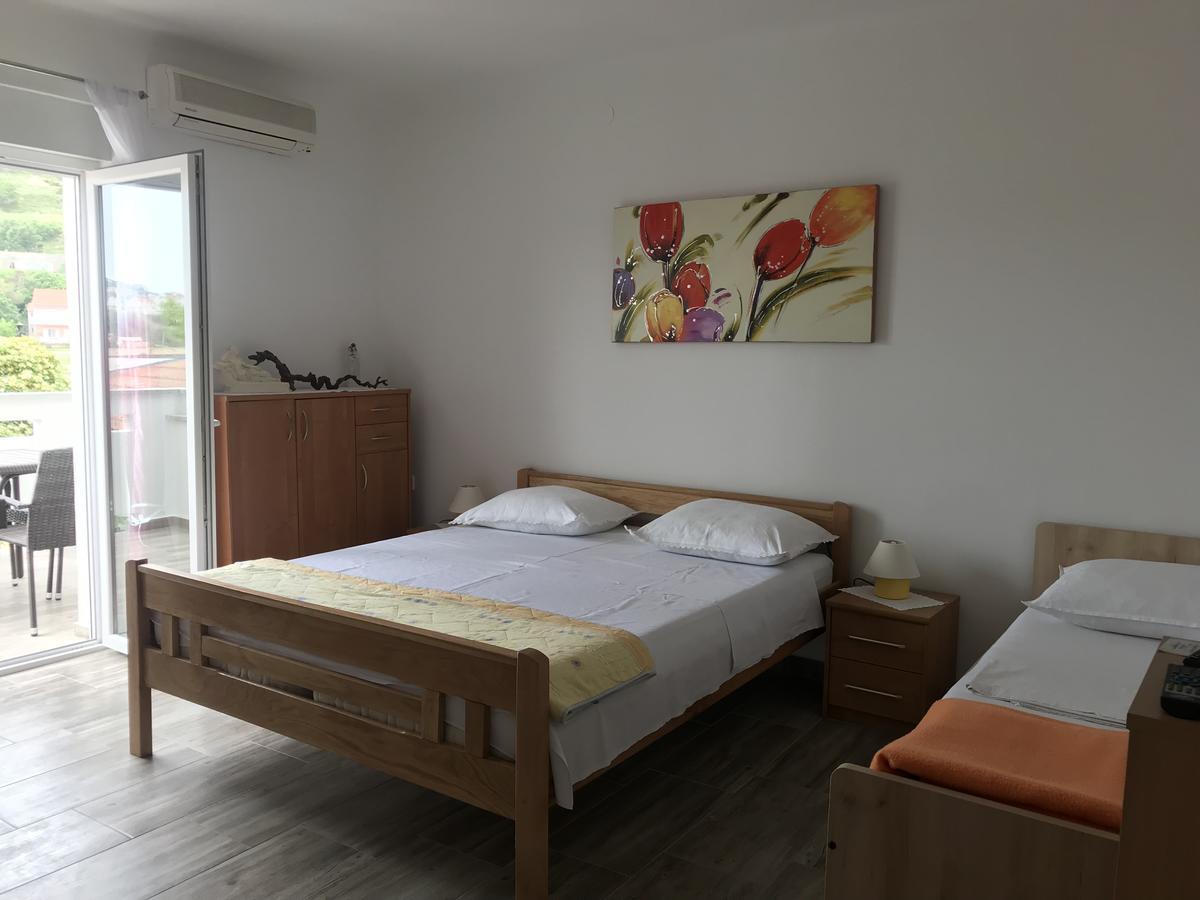 Rooms & Apartments Kaurloto Паг Экстерьер фото