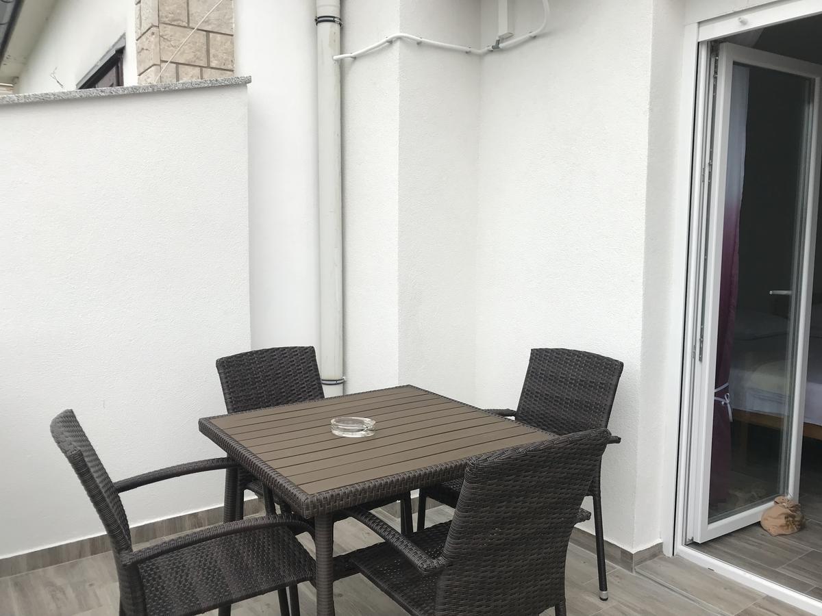 Rooms & Apartments Kaurloto Паг Экстерьер фото