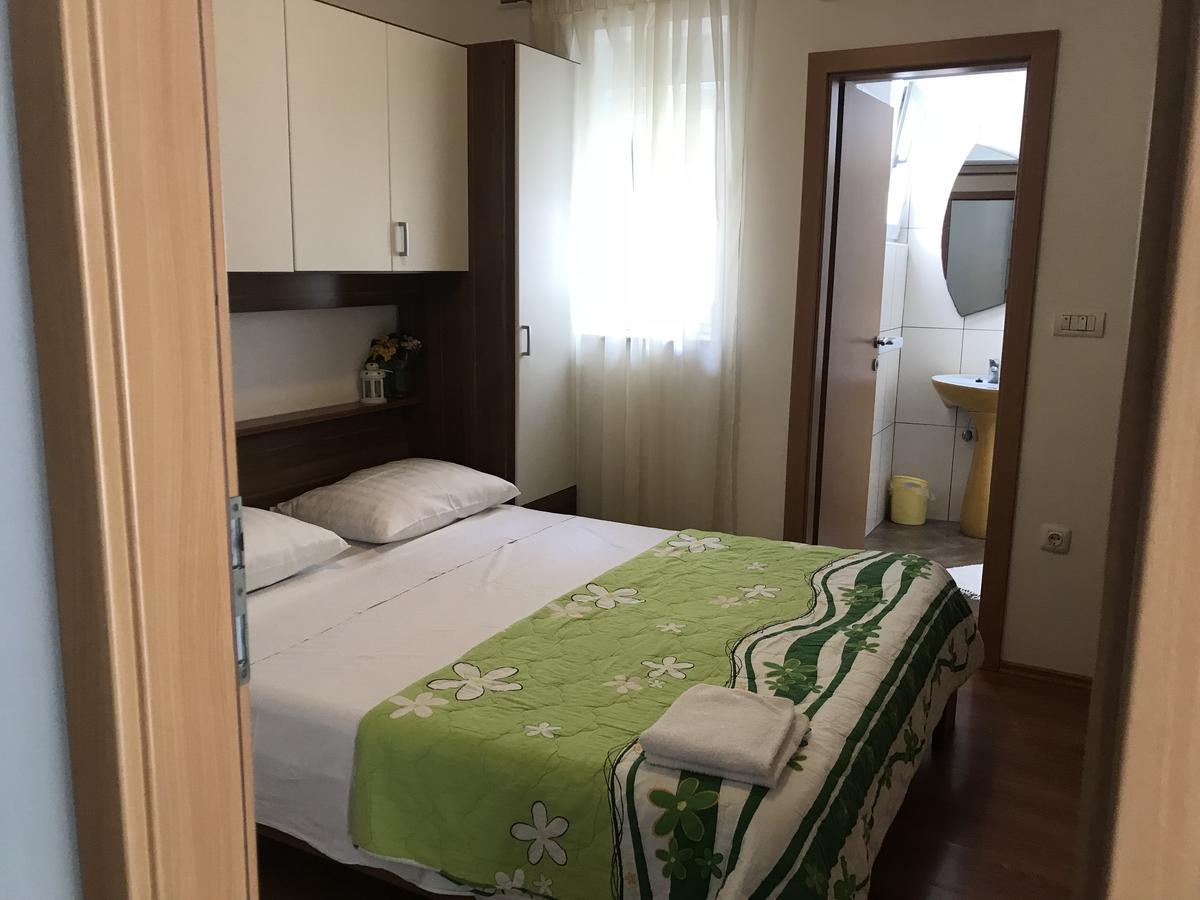 Rooms & Apartments Kaurloto Паг Экстерьер фото